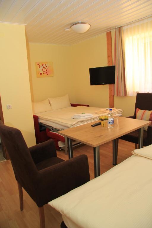 Waldhotel Albachmuehle Mit Albacher Stuben Wasserliesch Room photo