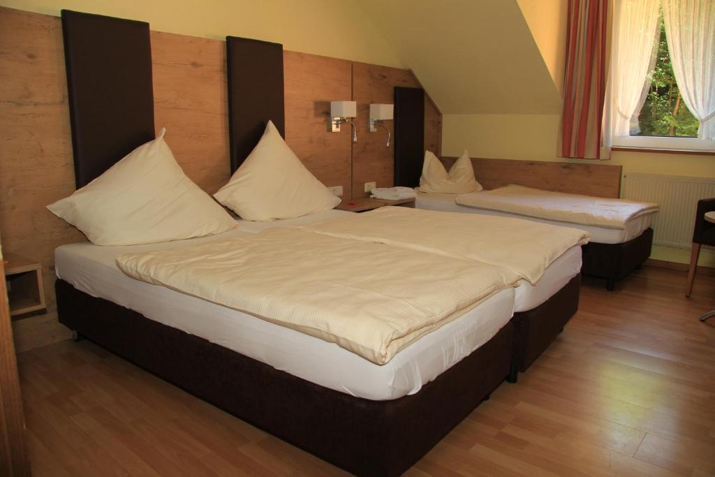 Waldhotel Albachmuehle Mit Albacher Stuben Wasserliesch Room photo