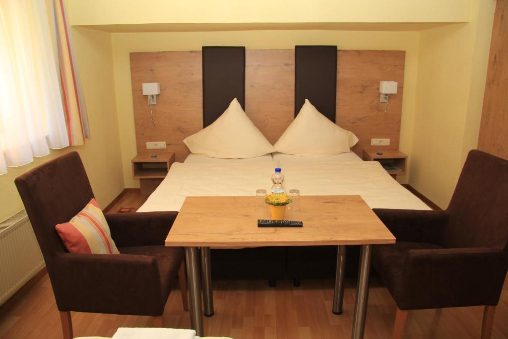 Waldhotel Albachmuehle Mit Albacher Stuben Wasserliesch Room photo